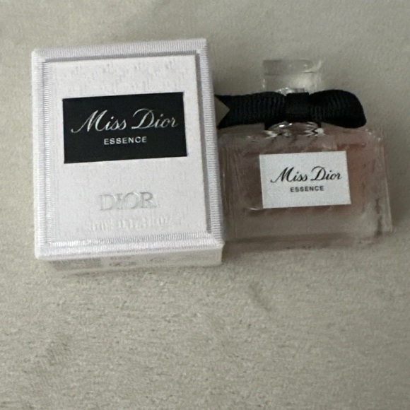 Dior Miss Dior Essence Mini .17 oz., New in Box! - Picture 1 of 1